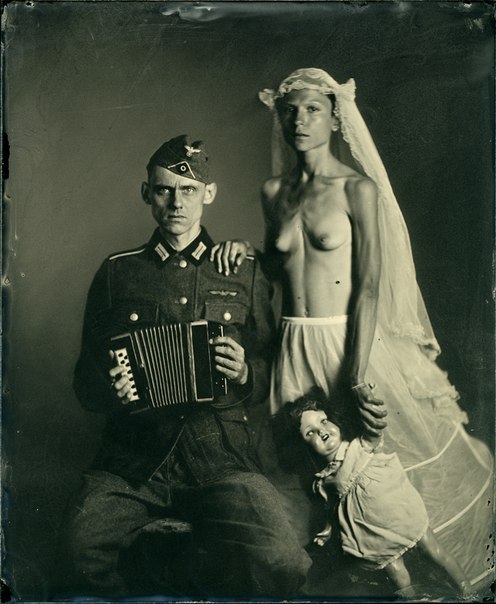 496x604, 61 Kb / немец, невеста, гармонь, ч/б