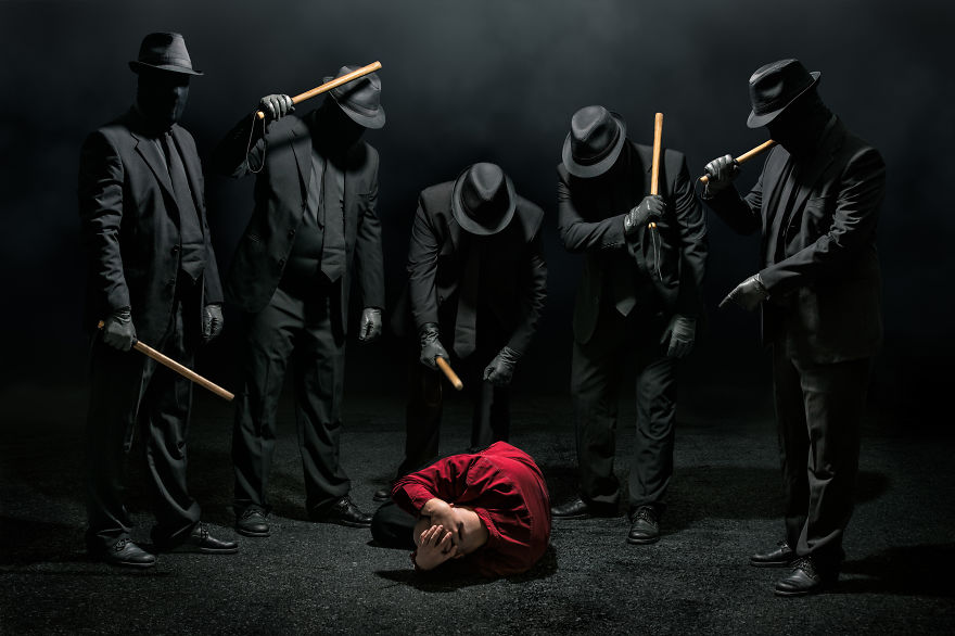 880x586, 66 Kb / мужчины, палки, шляпы, бьют, тоталитарное общество
