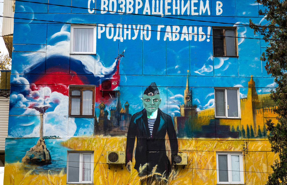 1199x773, 259 Kb / граффити, рептилоид, зеленый человечек, гавань, кремль, тельняшка, флаг, политота, фантомас