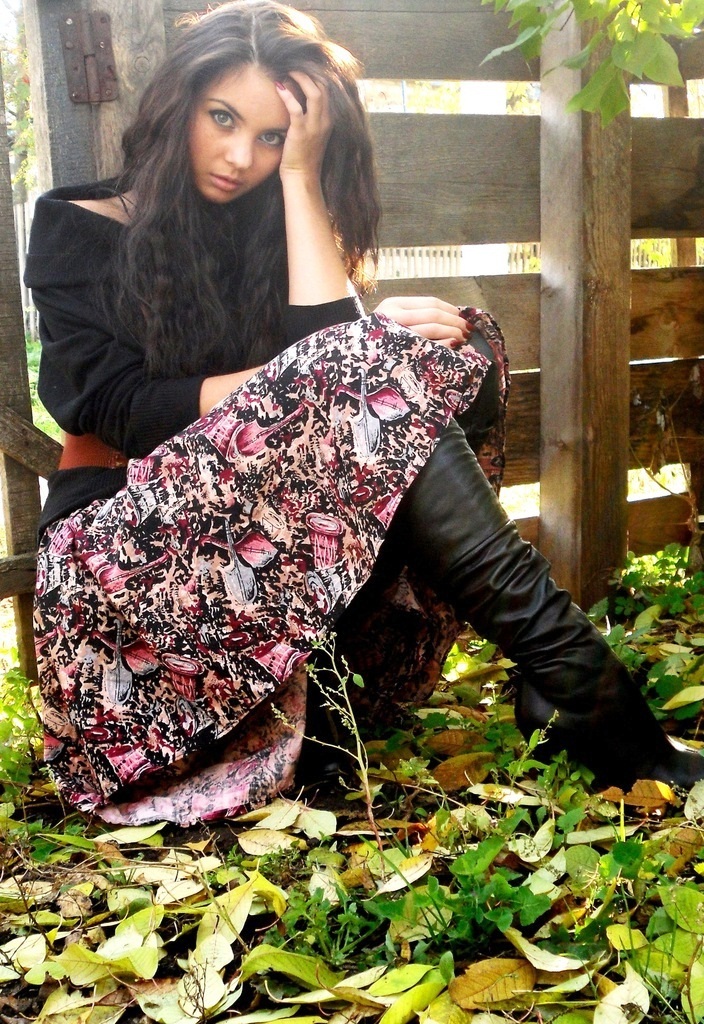 704x1024, 371 Kb / сапоги, забор, юбка, брюнетка