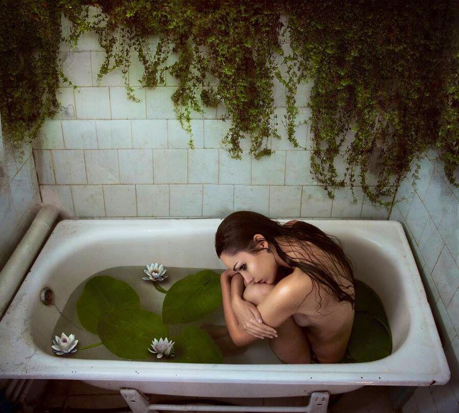 900x810, 530 Kb / ванна, плитка, кафель, труба, девушка, голая, кувшинки, плющ