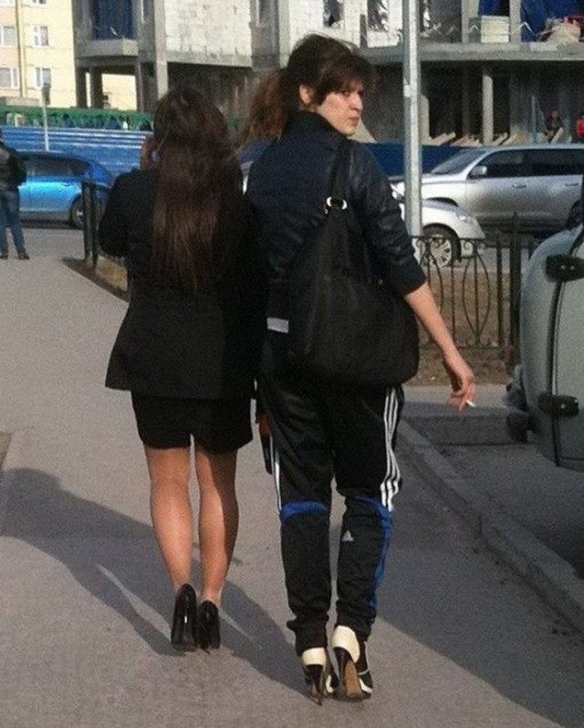 640x798, 112 Kb / стройка, авто, девушки, сигарета, злая, спортивные штаны, каблуки, спортшик, adidas