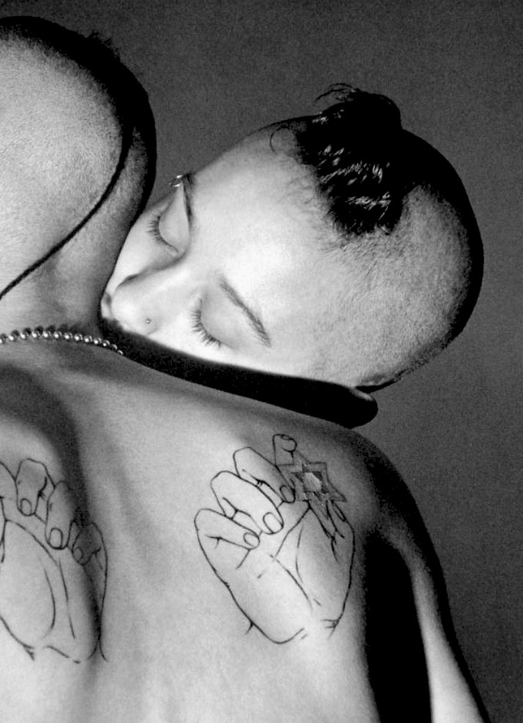 750x1036, 150 Kb / двое, бусы, кольцо, ч/б, тату