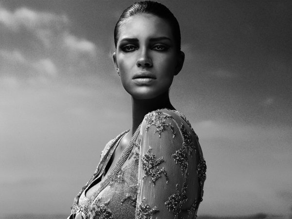 600x450, 143 Kb / женщина, губы, толстые, небо, ч/б