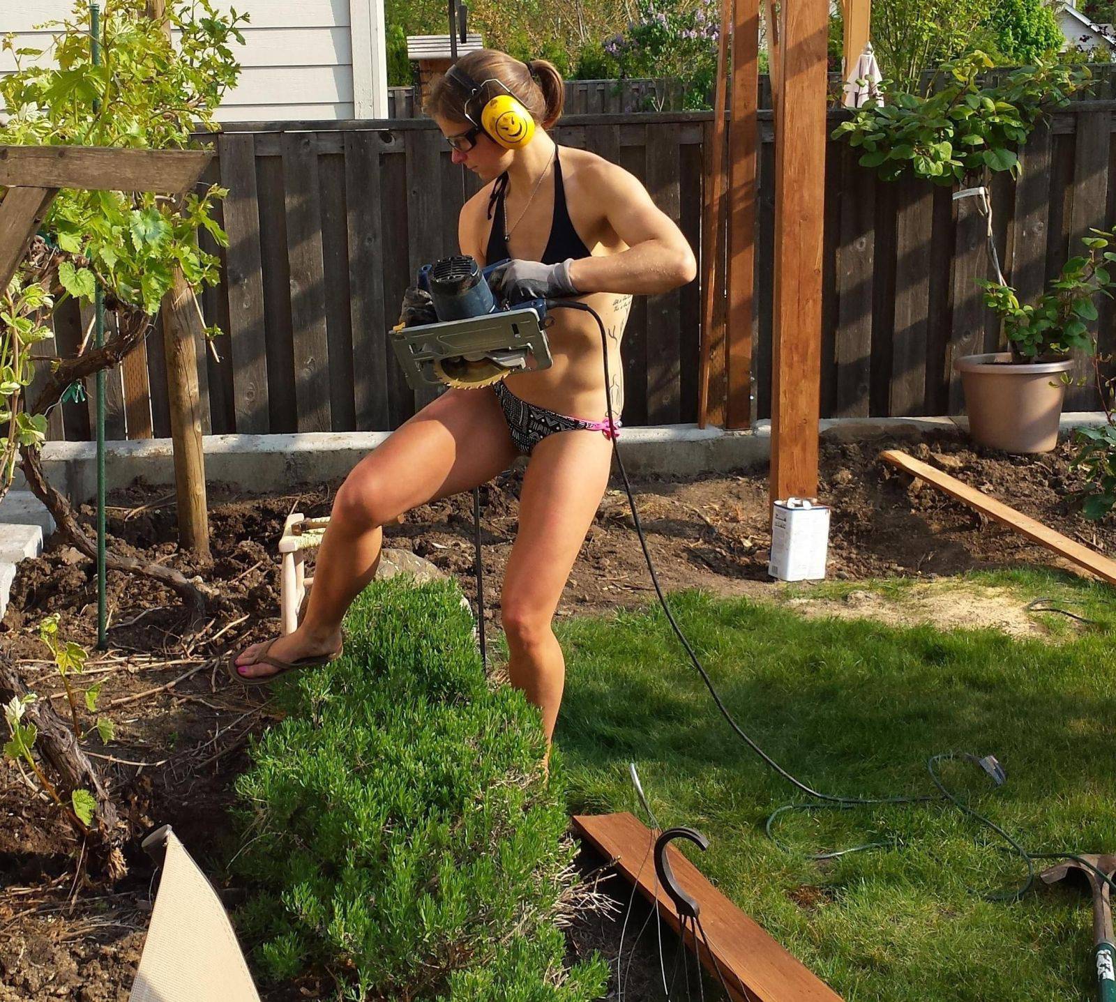 1600x1437, 477 Kb / циркулярка, наушники, участок, виноградник, тату