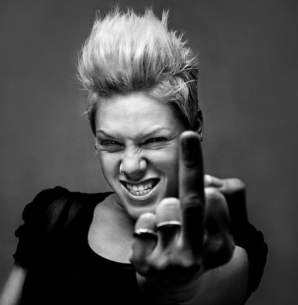 600x613, 158 Kb / женщина, фак, платье, кольца, ч/б, Пинк,  P!nk, Pink, Алиша Бет Мур