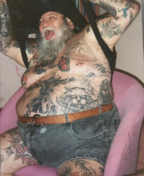 500x612, 107 Kb / мужчина, борода, майка, тату, шорты, язык