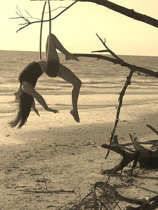 540x720, 75 Kb / женщина, море, песок, обруч, ветка, висит