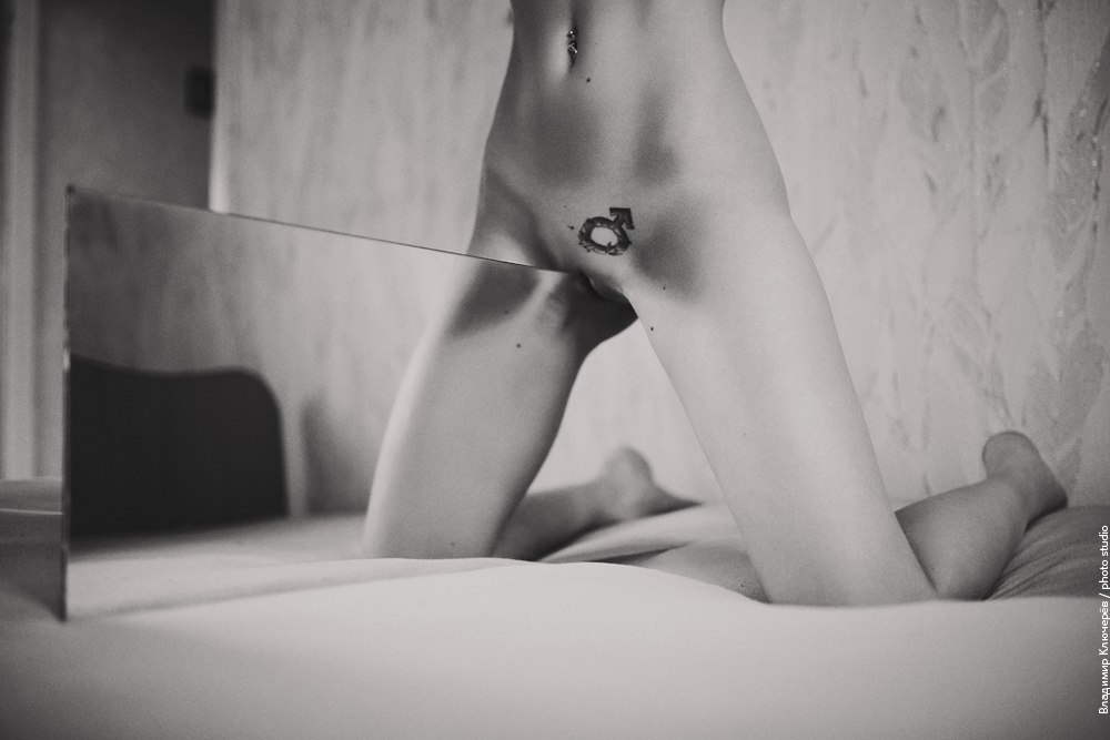 1000x667, 72 Kb / зеркало, пополам, пирсинг, марс, знак, тату, ч/б