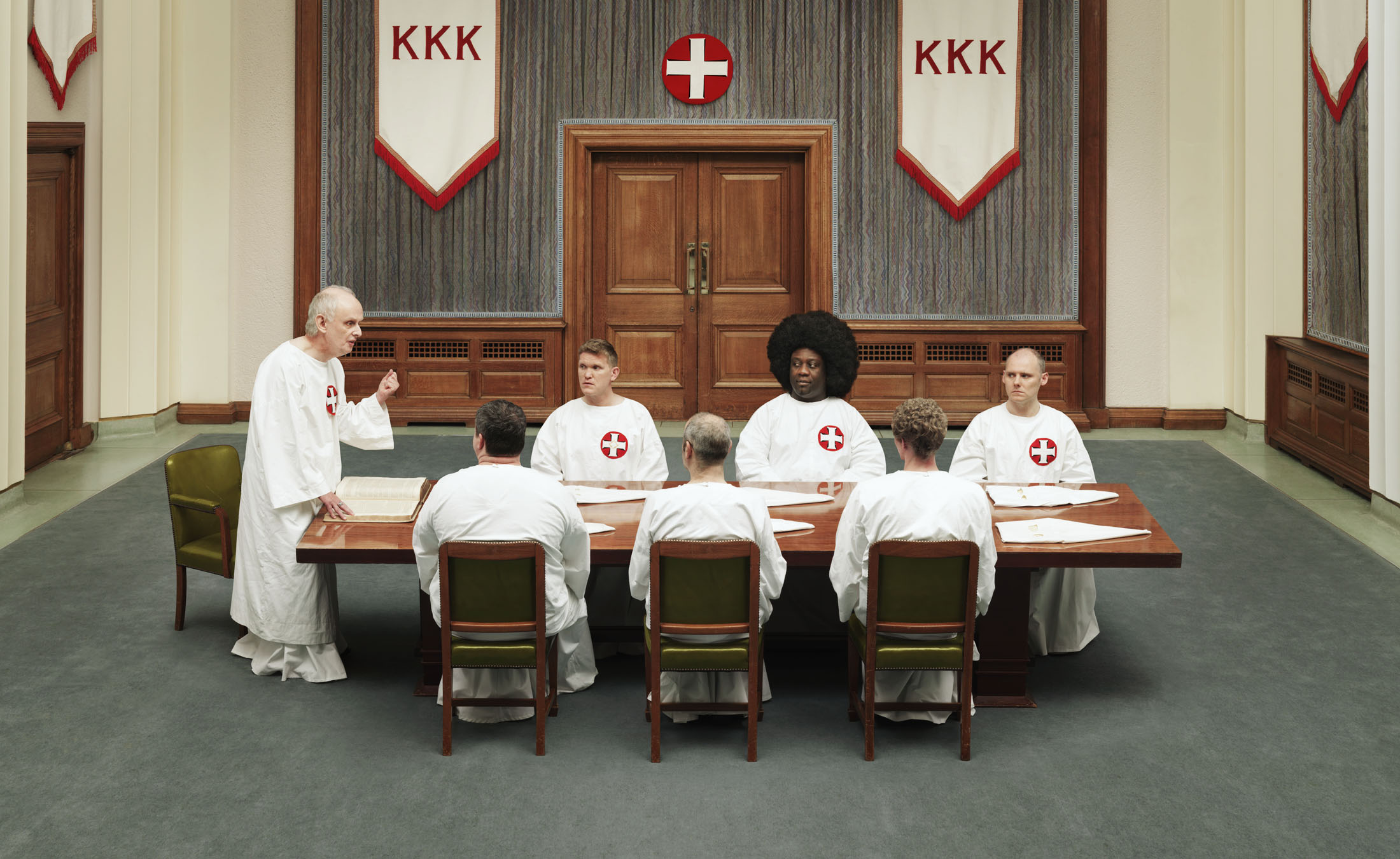 2200x1350, 428 Kb / ккк, афро, ку-клукс-клан, совещание, шпион, David Stewart