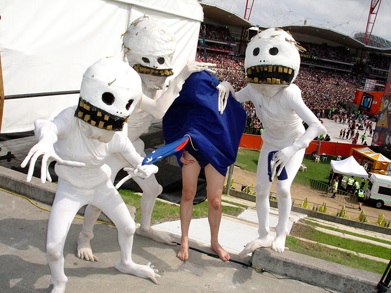 800x600, 154 Kb / куклы, стадион