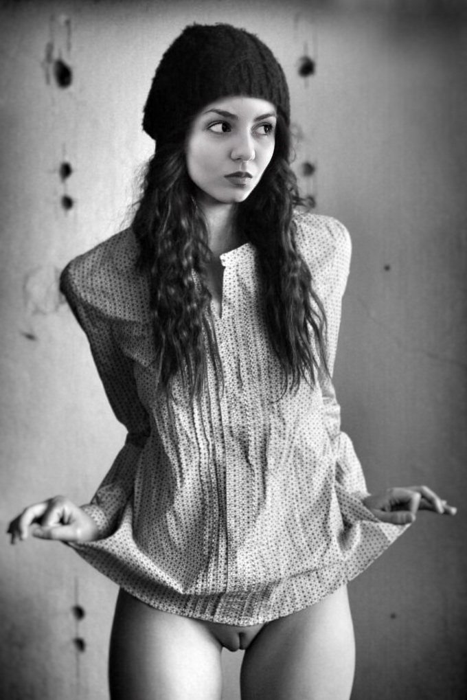 680x1019, 190 Kb / виктория джастис, шапка, рубашка, подол, ч/б