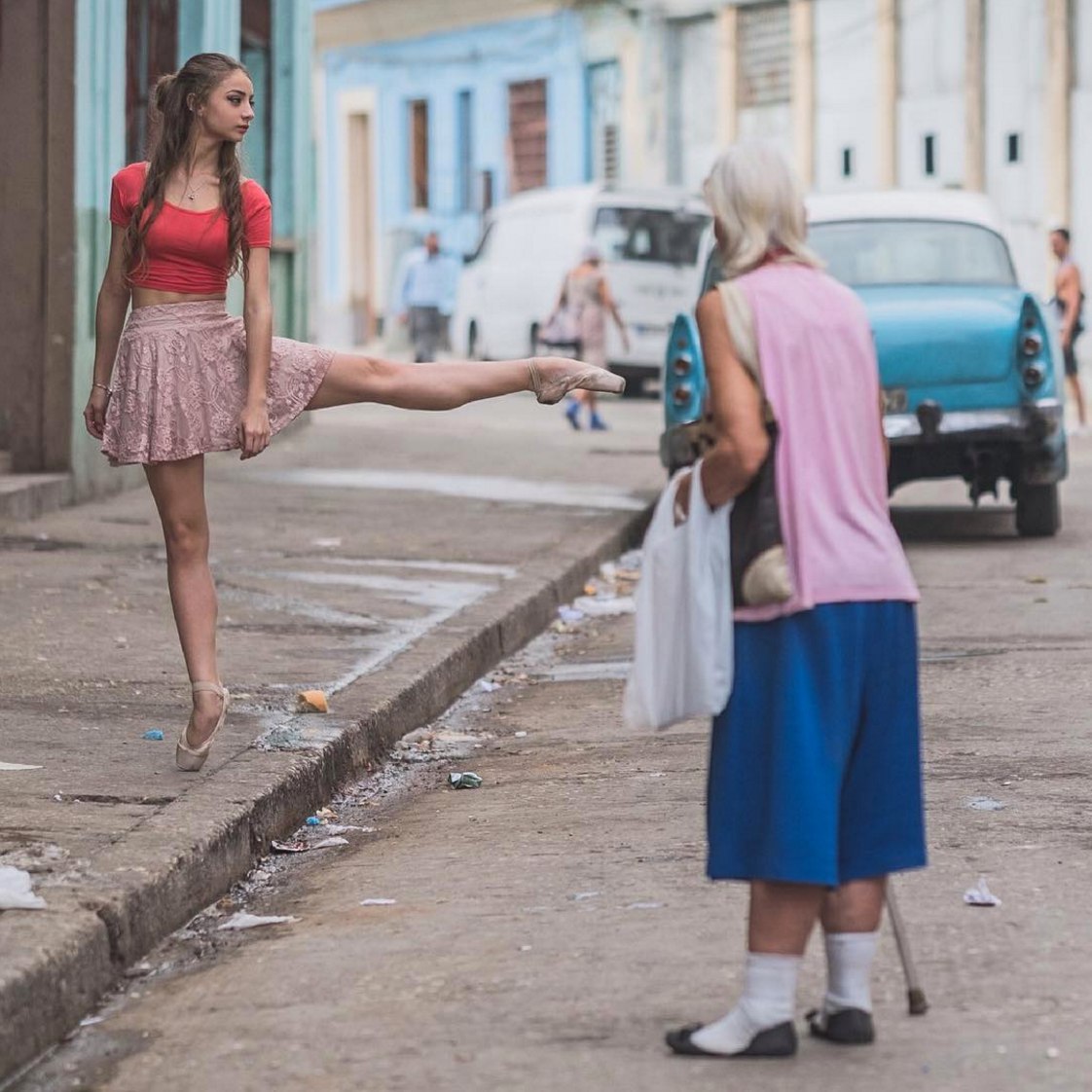 1122x1122, 189 Kb / улица, бабка, срач, пуанты, балерина