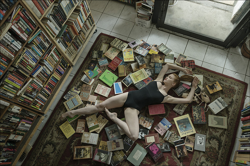 840x561, 313 Kb / дверь, плитка, ковер, полки, книги, разбросано, девушка, балерина, боди, лежит