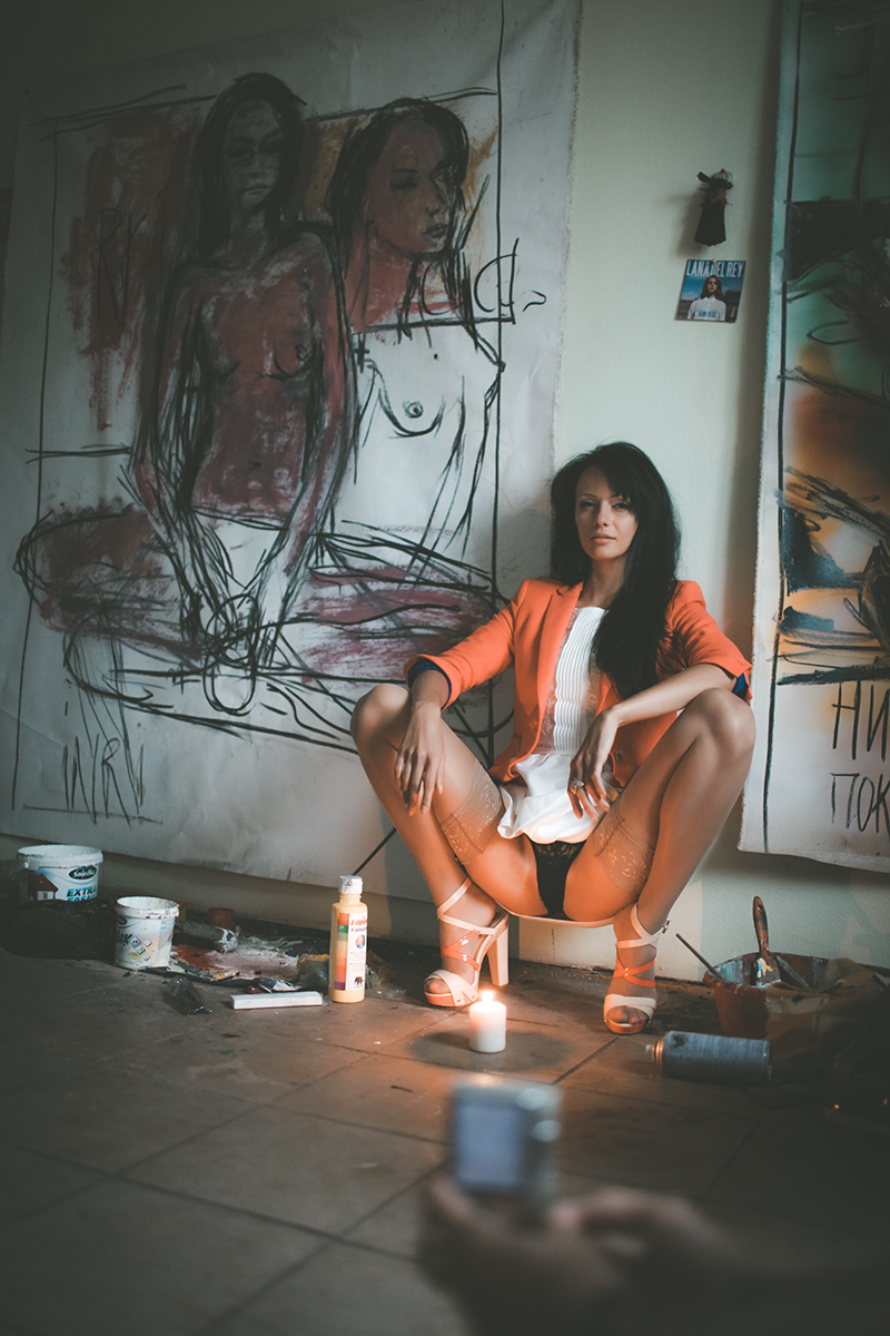 800x1200, 410 Kb / свеча, картины, брюнетка, сидит