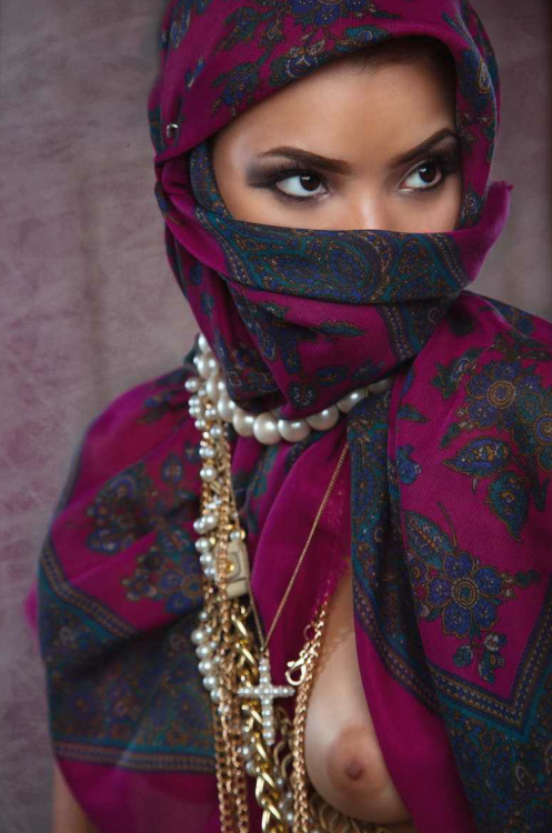 497x750, 494 Kb / женщина, макияж, взгляд, платок, украшения, грудь