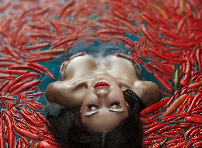 800x586, 60 Kb / вода, перец, брюнетка