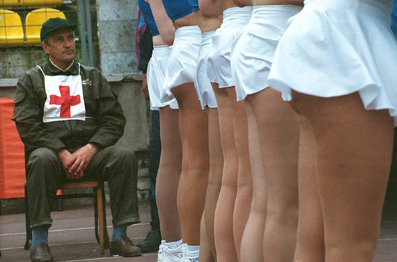 790x522, 53 Kb / попы, строй, белые юбки, сидит, врач, соревнования