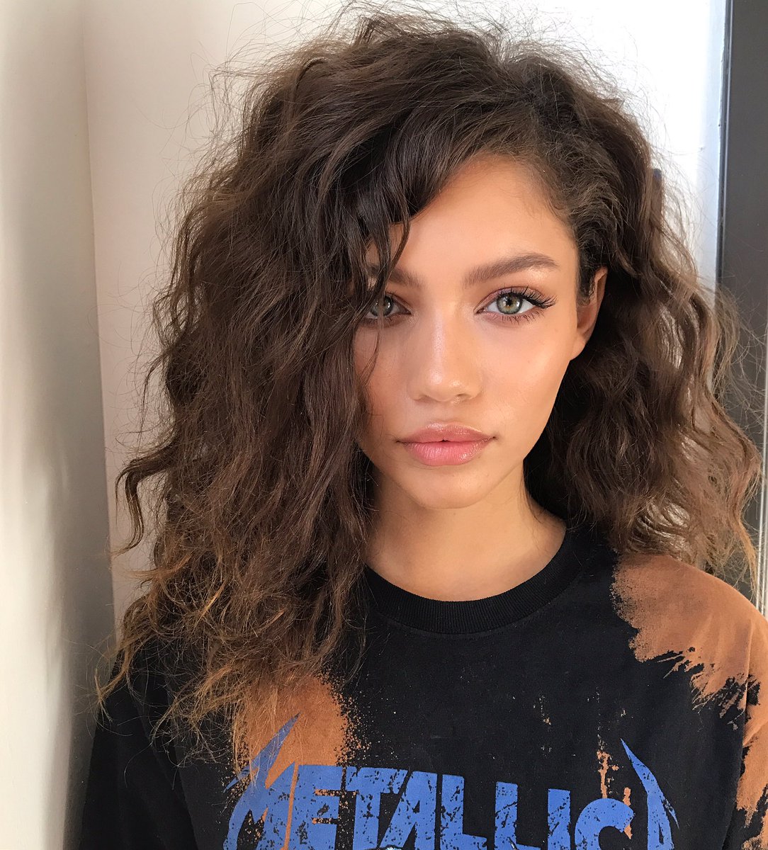 1084x1200, 275 Kb / металлика, губы, глаза, кудрявая