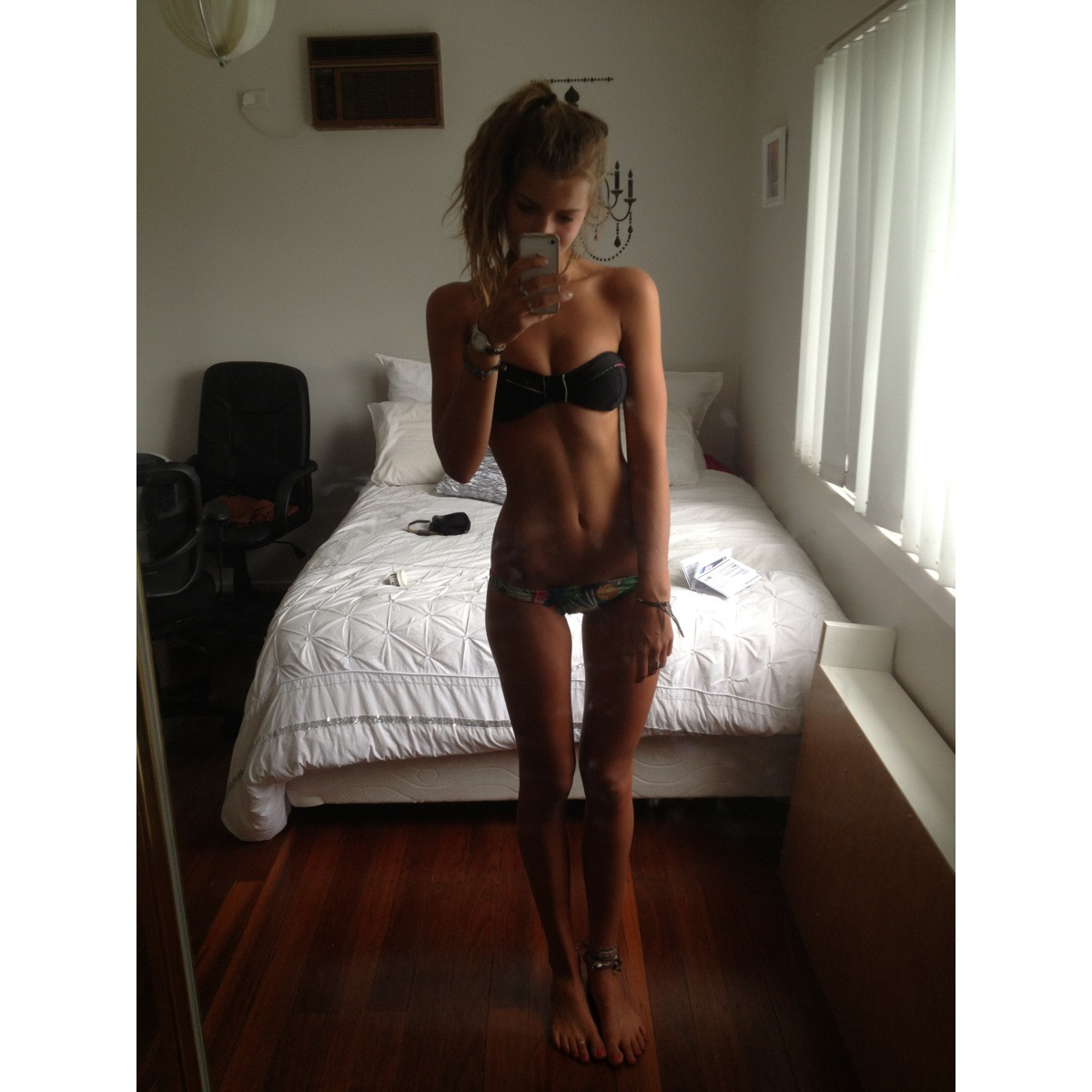 1200x1200, 202 Kb / худая, постель, селфи, кровать