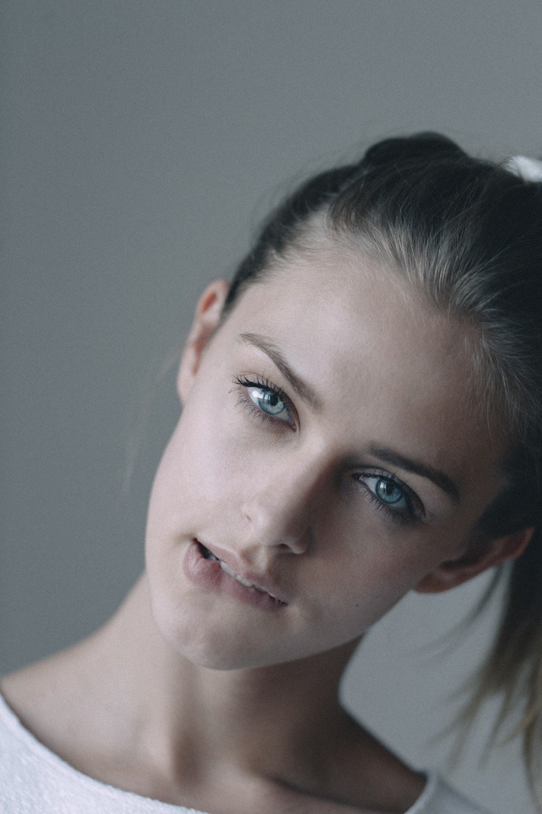 780x1170, 140 Kb / глаза, закусила, губу