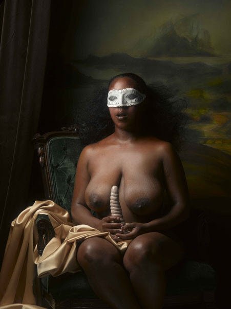 451x602, 30 Kb / женщина, негритянка, маска, дилдо, стул, сидит