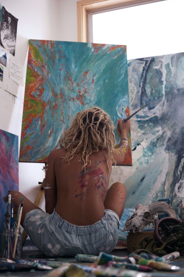 600x900, 118 Kb / картина, краска, блондинка, шорты, грязная, череп