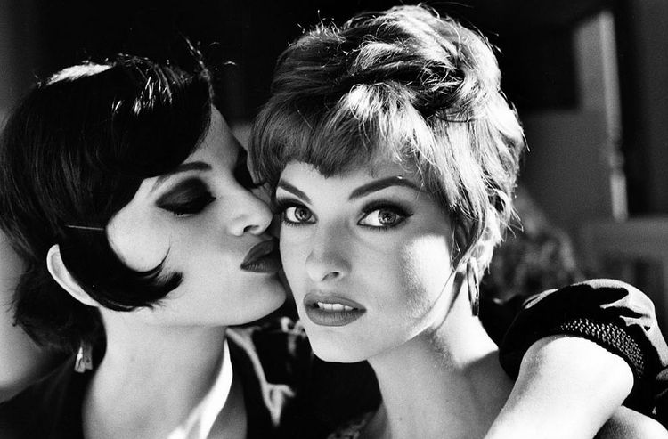 750x493, 80 Kb / женщины, поцелуй, ч/б, линда, евангелиста