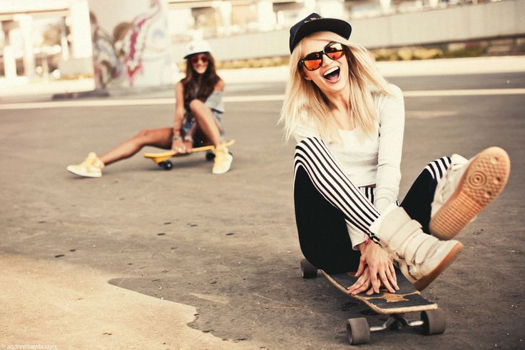 736x490, 58 Kb / девушки, две, скейт, солнечные очки, настроение