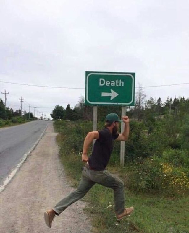 639x789, 59 Kb / дорога, кусты, мужик, вприпрыжку, смерть, death, указатель