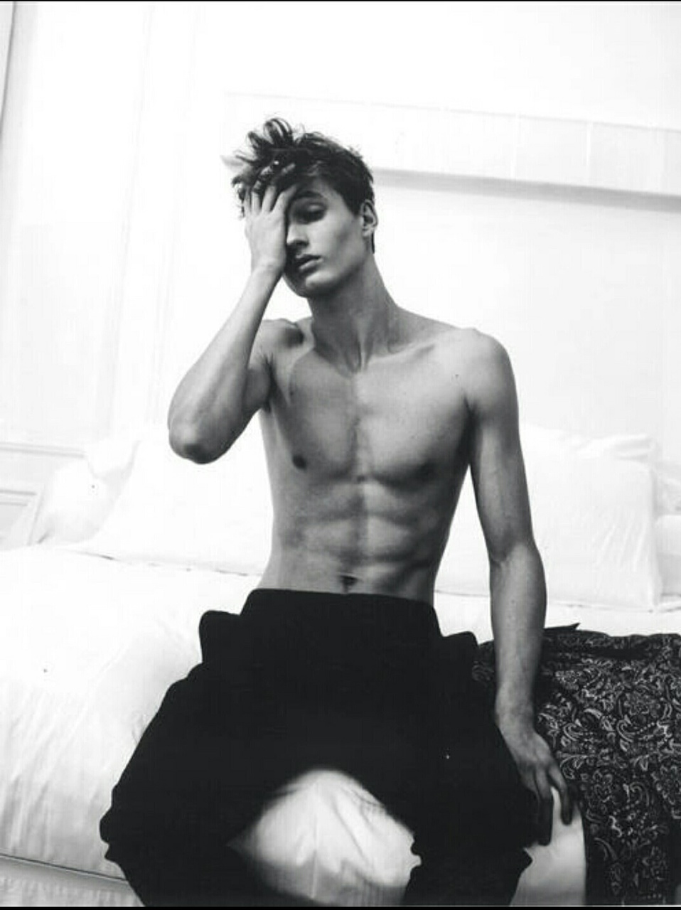 958x1280, 179 Kb / парень, спросонья, рубашка, ч/б, чёлка