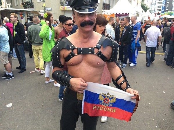 600x450, 88 Kb / мужчина, флаг, россия, эпатаж, созтизание, победа, АХТУНГ, ПOЛИTOTA