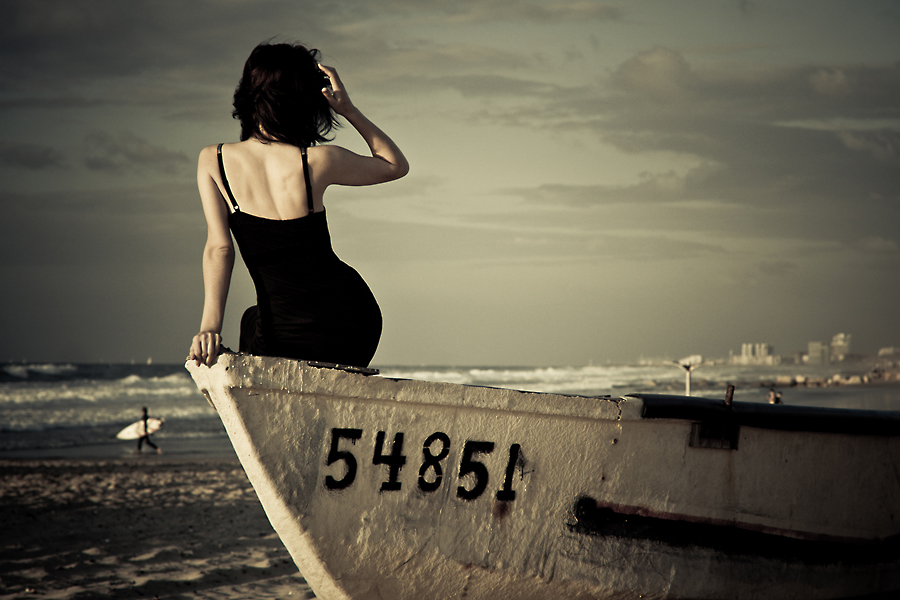 900x600, 289 Kb / лодка, сидит, берег море, 54851