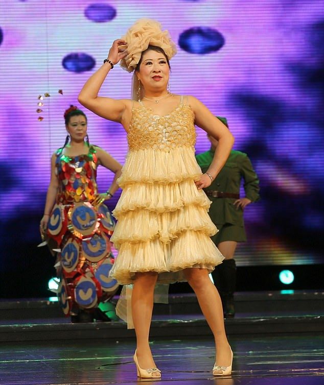 634x754, 73 Kb / бабушка, презервативы, платье