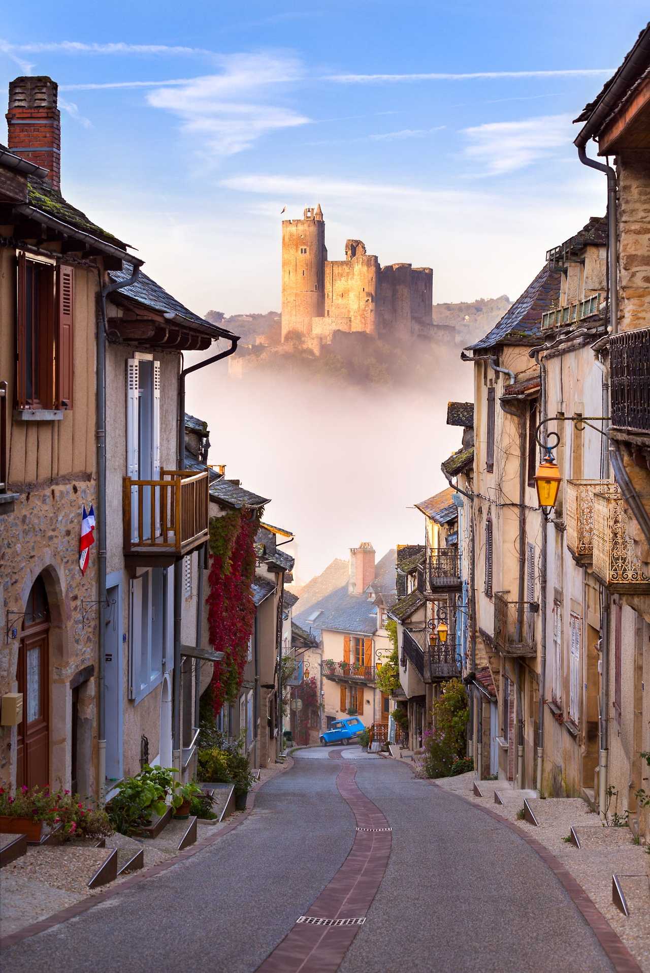 1280x1915, 319 Kb / замок, город, улица, авто