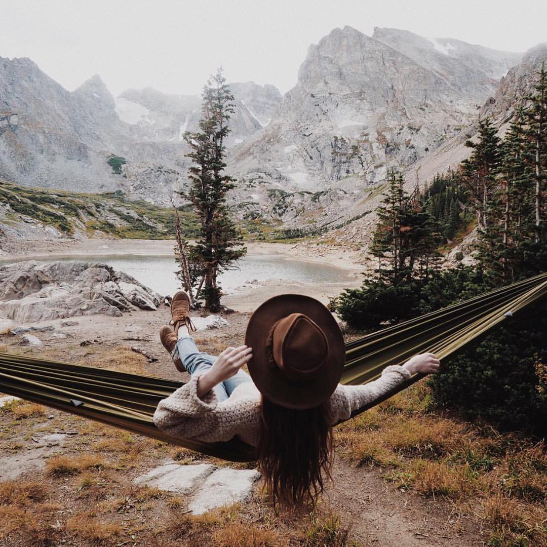 1080x1080, 204 Kb / горы, деревья, гамак, девушка, шляпа