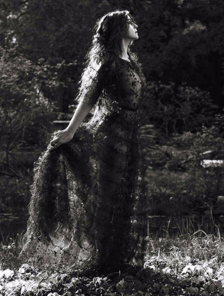 740x978, 256 Kb / Monica Bellucci, моника беллуччи, женщина, платье, прозрачное, природа, ч/б