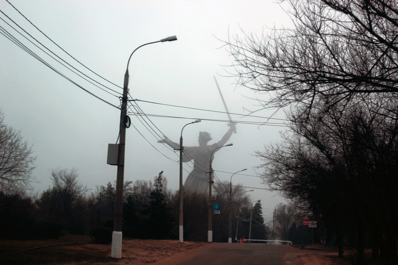 1280x853, 191 Kb / памятник, родина-мать, провода, ракурс, меч