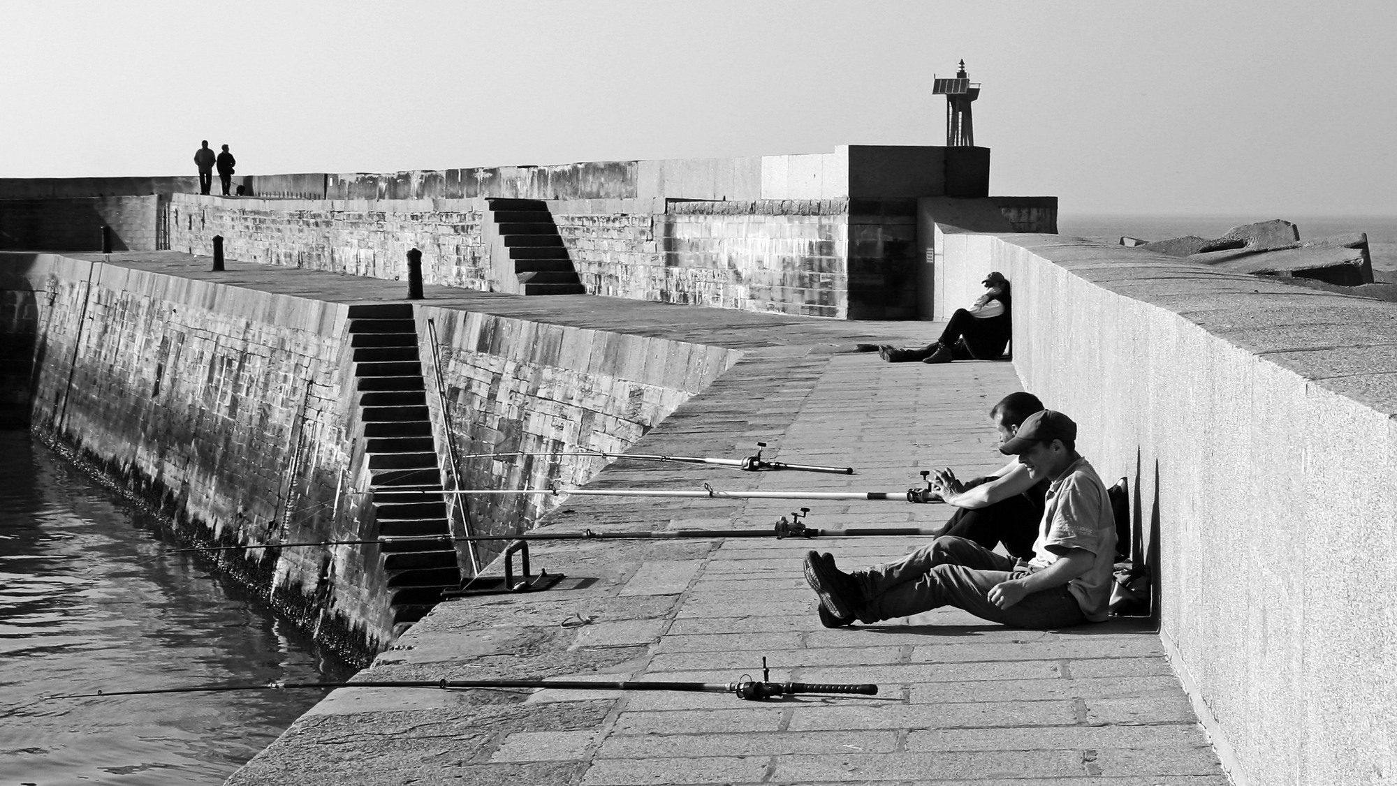 2000x1126, 624 Kb / море, набережная, рыбаки, удочки, рыбалка, udochristmann