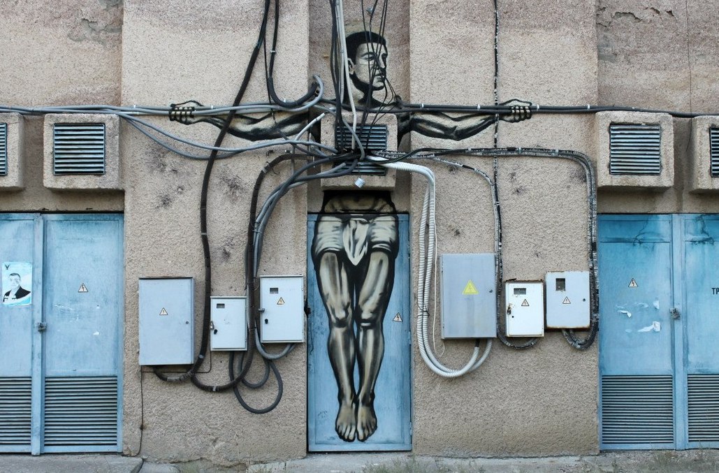 1029x677, 223 Kb / распятие, провода, щиты, граффити