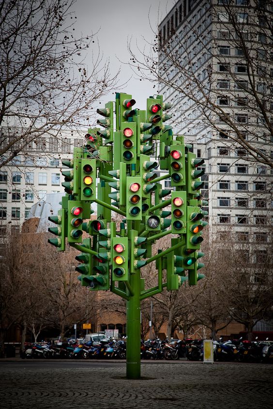 564x845, 160 Kb / светофор, дерево, инсталляция