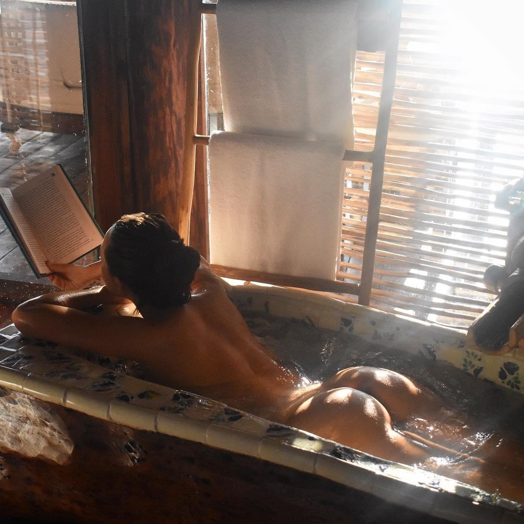 1080x1080, 162 Kb / ванна, кафель, полотенца, брюнетка, книга