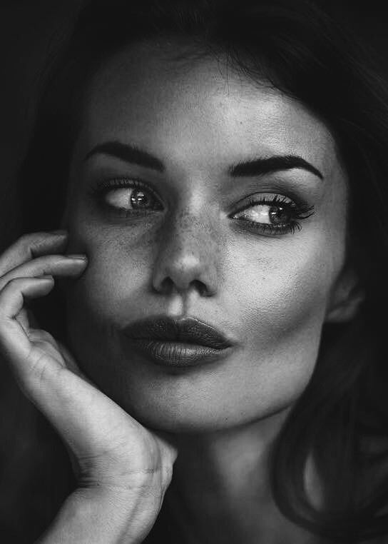 544x762, 62 Kb / ч/б, лицо, взгляд, веснушки