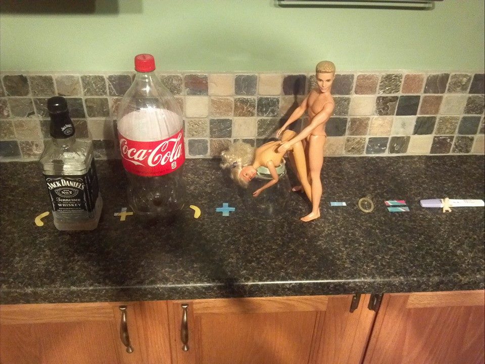960x720, 134 Kb / виски, кола, секс, презерватив, тест, беременность, ребус, уравнение, столешница