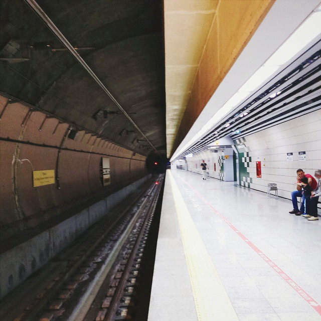 640x640, 173 Kb / метро, тоннель, пополам