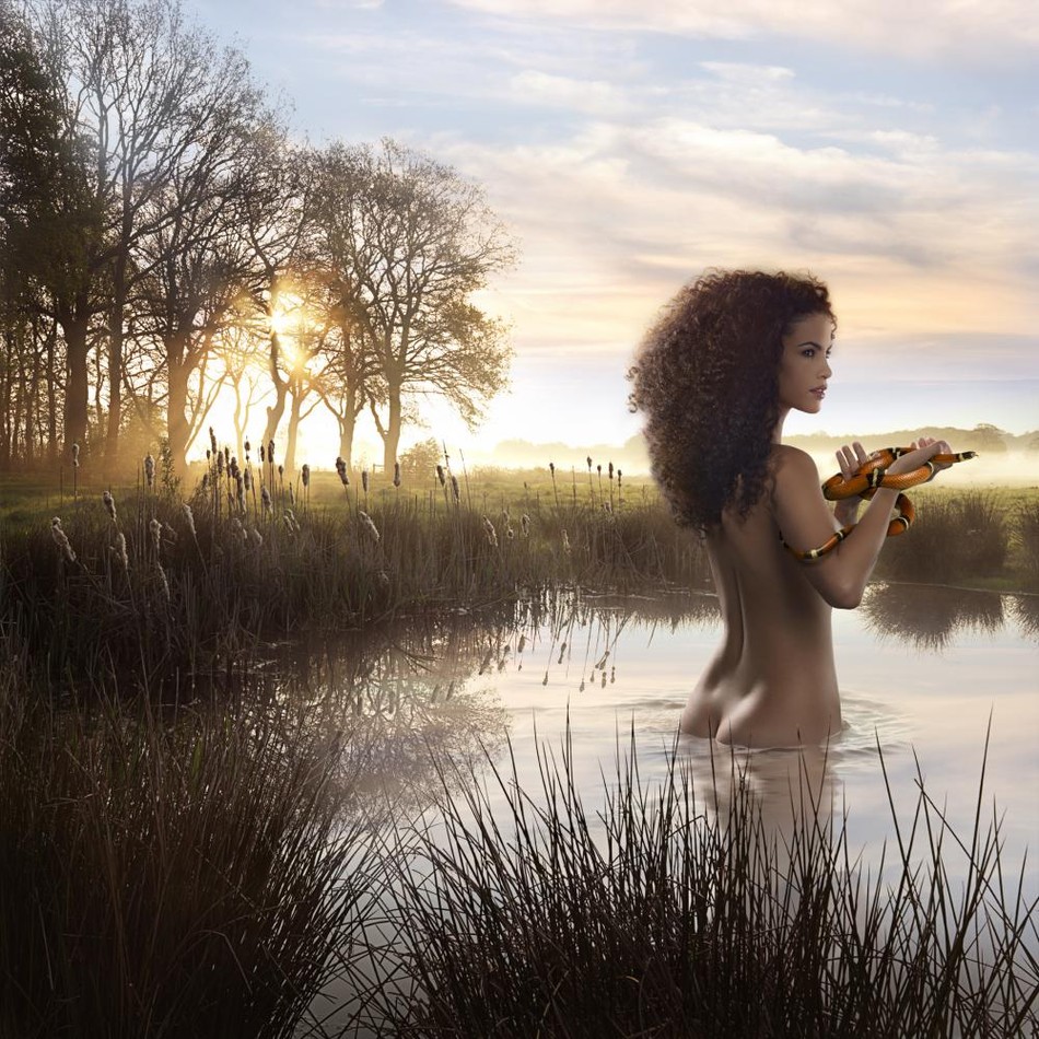 950x950, 268 Kb / женщина, змея, купается, пруд, трава, деревья, небо