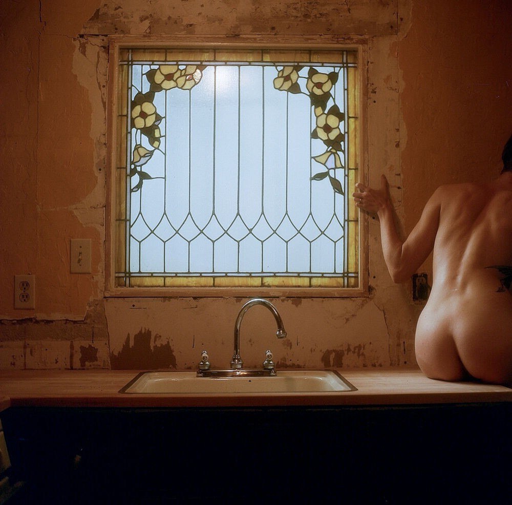 1000x986, 133 Kb / витраж, умывальник, голая, попа