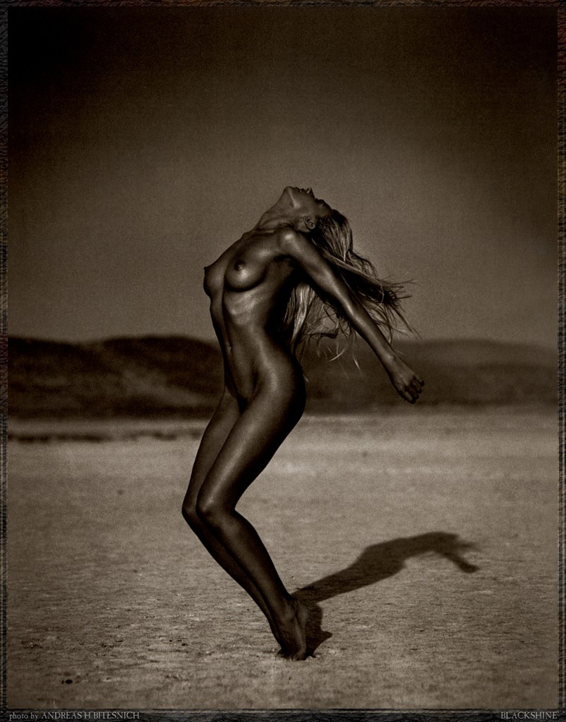 807x1029, 252 Kb / женщина, блондинка, прыгает, ч/б