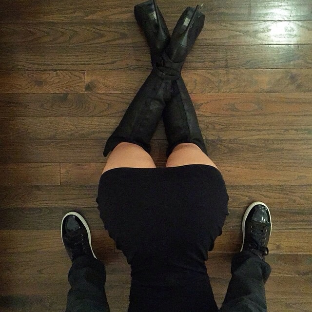 640x640, 174 Kb / паркет, сапоги, ноги, сверху