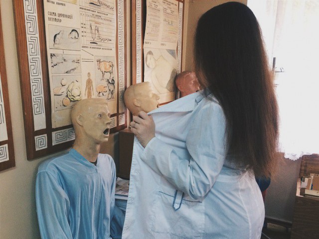 640x480, 74 Kb / баба, халат, манекен, волосы